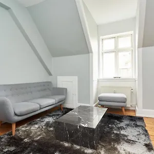 Stylish 5 Person In Vibrant Urban Area Appartement